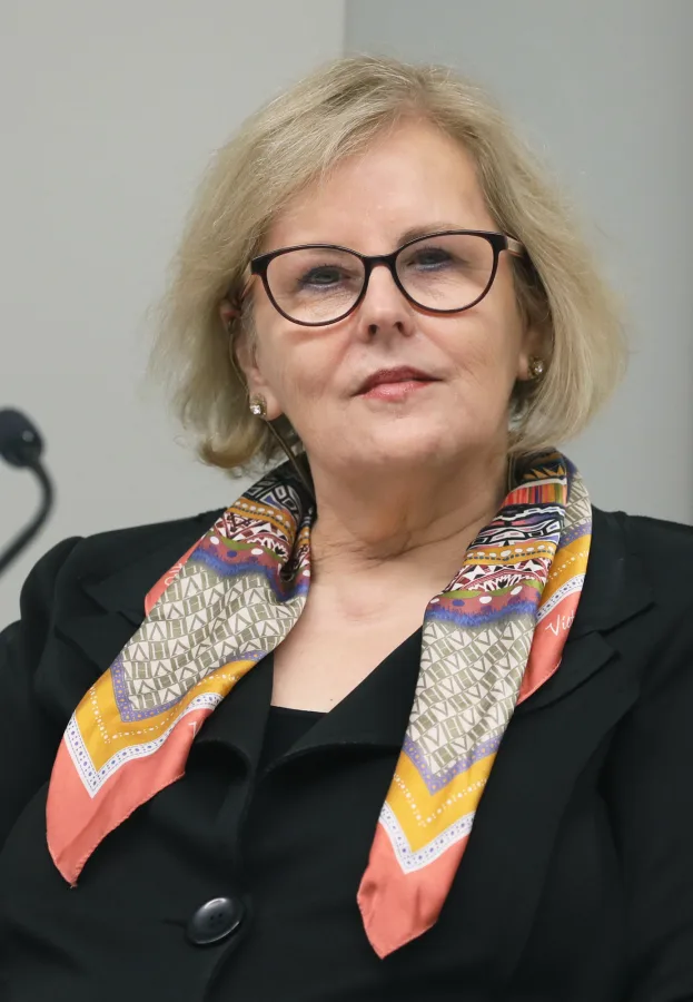 Retrato da ministra aposentada Rosa Weber, ex-presidente do STF, de óculos, blazer preto e lenço estampado