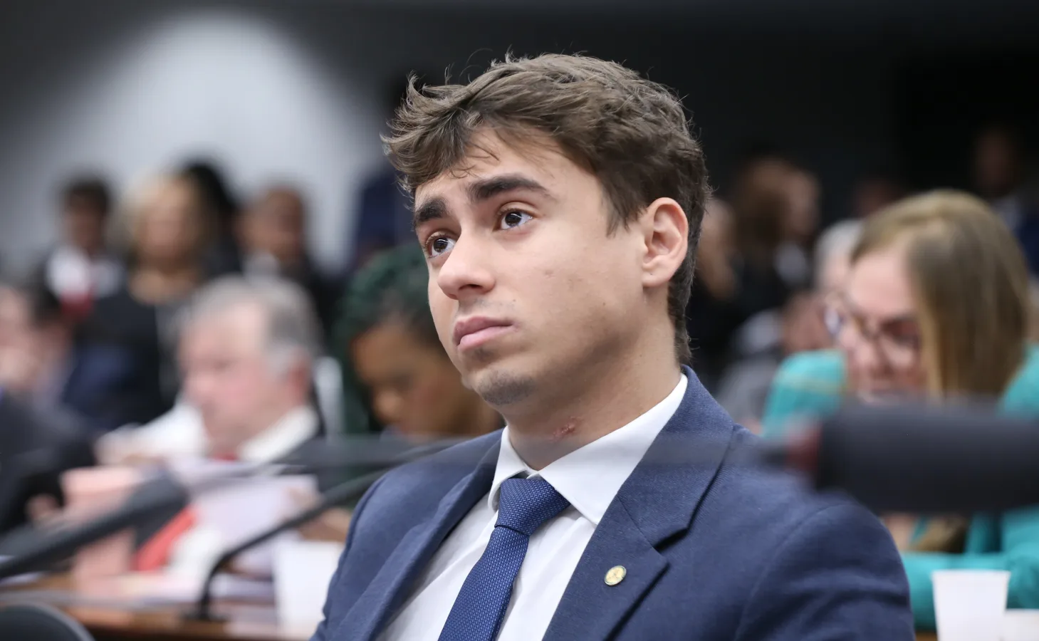 Deputado federal Nikolas Ferreira (PL-MG) de terno e gravata azul em sessão na Câmara dos Deputados