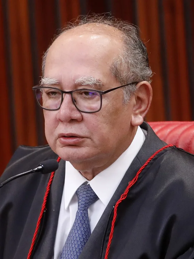 Ministro Gilmar Mendes do STF, de toga, durante sessão plenária do TSE em maio de 2025