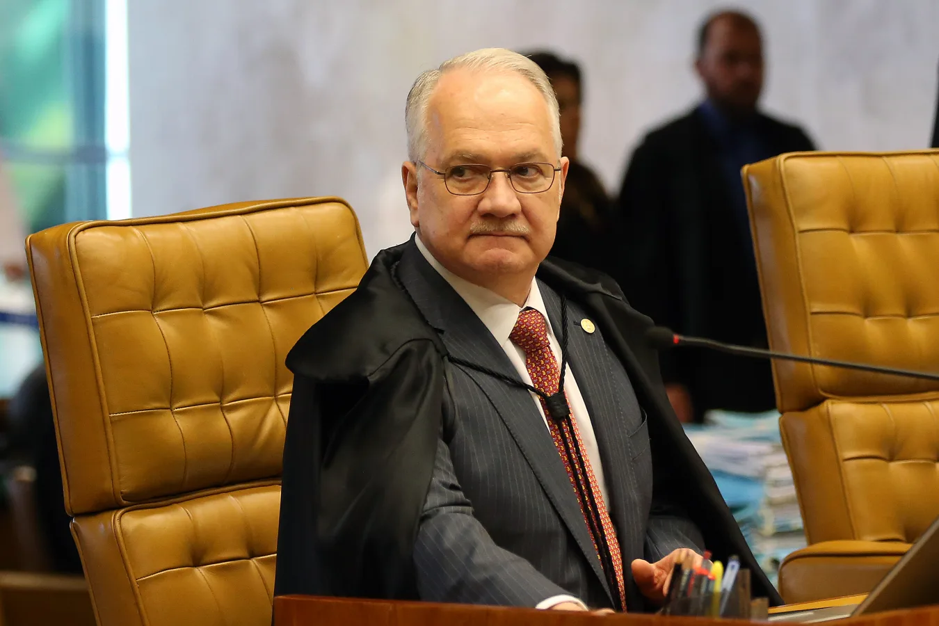 Ministro Edson Fachin, presidente do STF, de toga durante sessão plenária da Corte