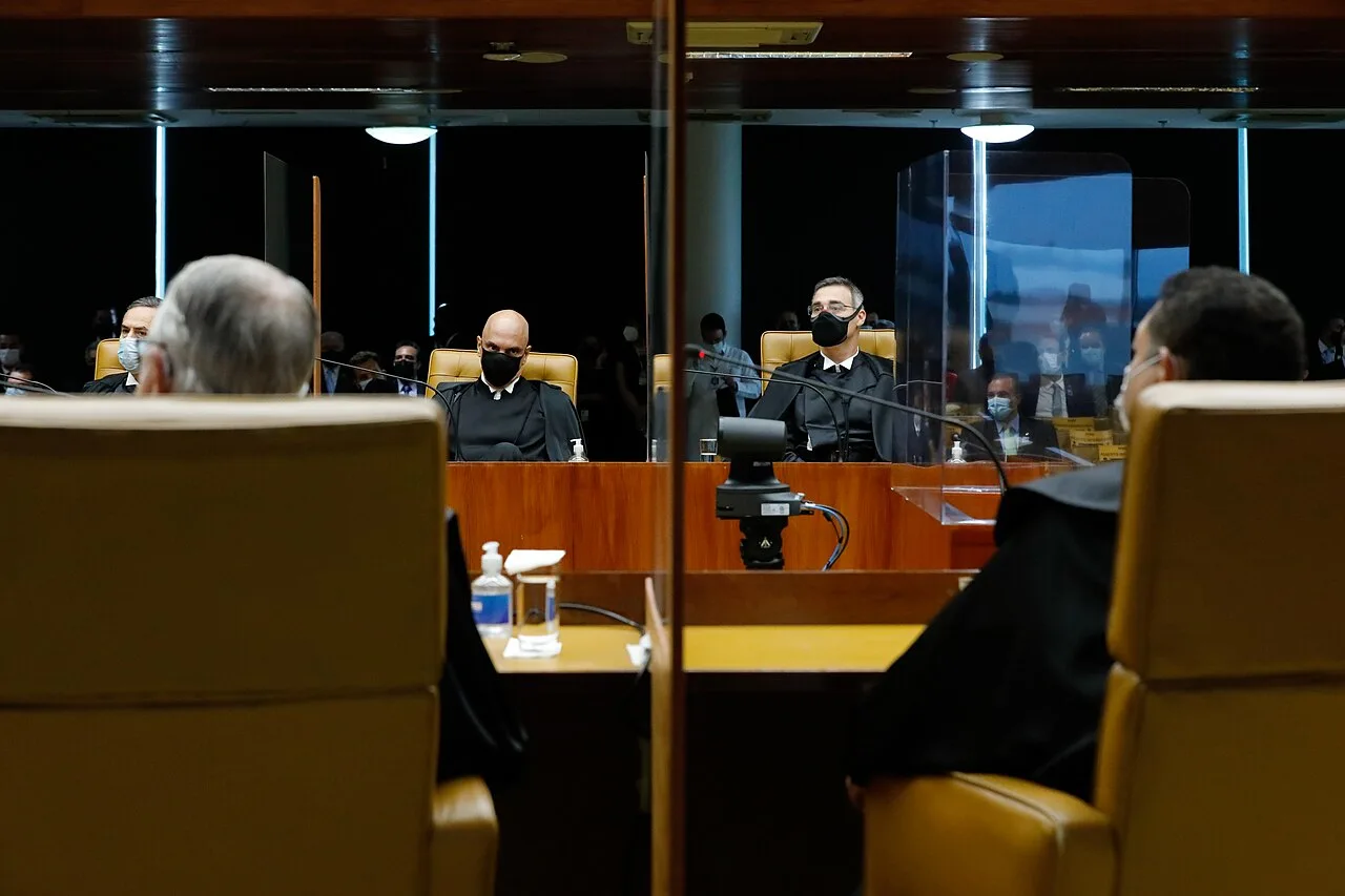 Alexandre de Moraes e André Mendonça de toga no plenário do STF durante sessão solene