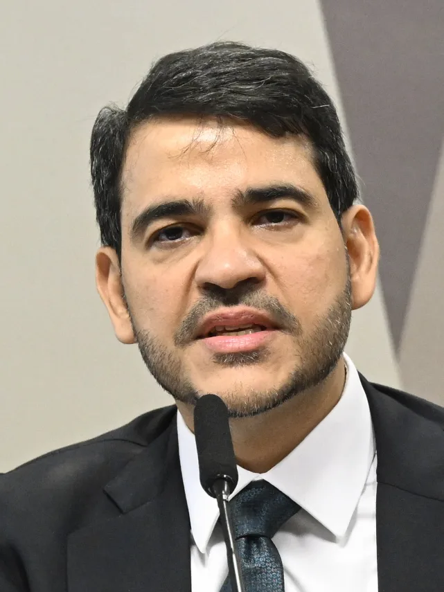 Jorge Messias, advogado-geral da União, fala ao microfone em reunião da Comissão de Constituição e Justiça