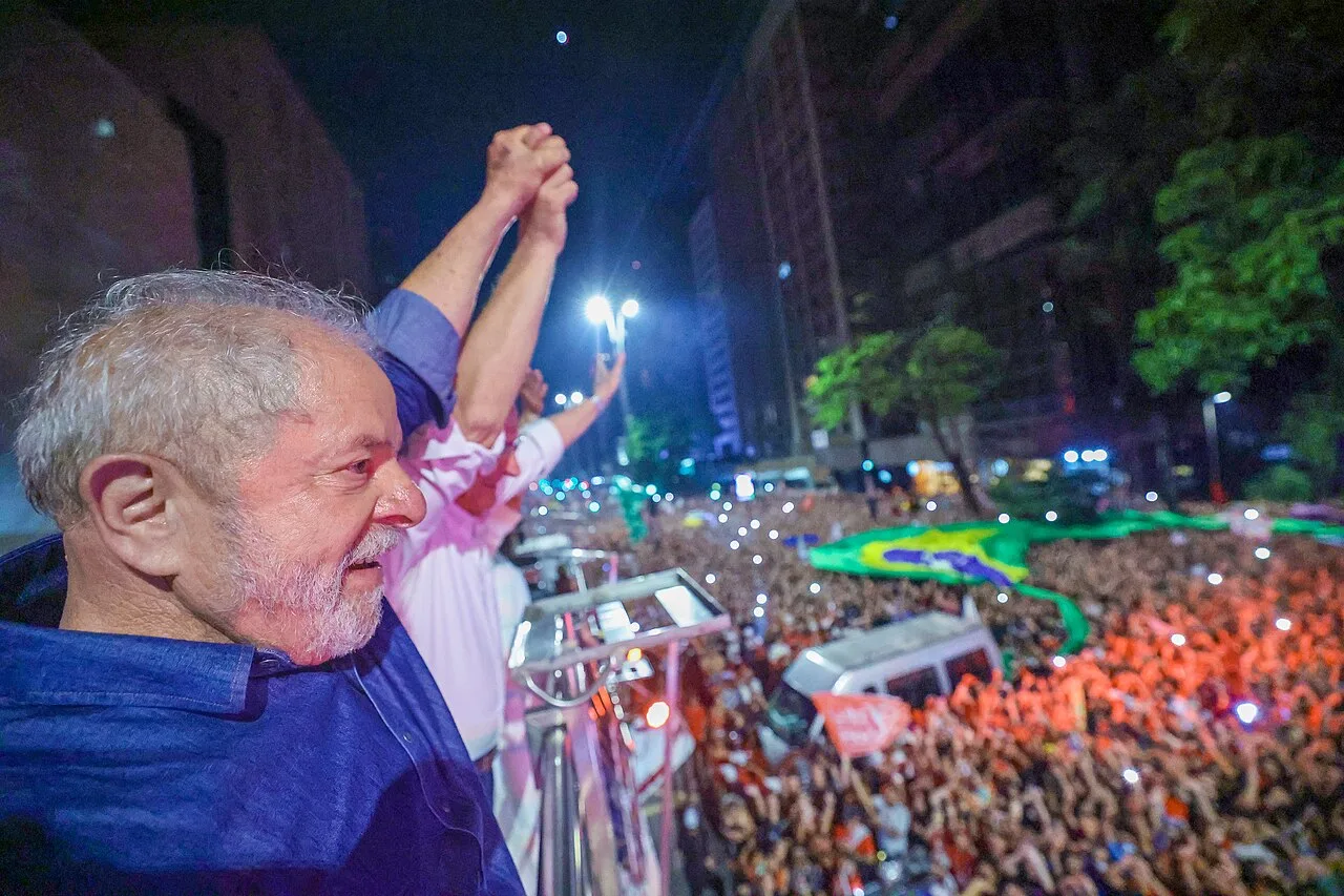 Presidente Luiz Inácio Lula da Silva discursa na Avenida Paulista após a eleição de 2022