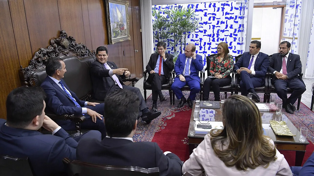 Davi Alcolumbre em reunião no Senado Federal com bancada do Amapá