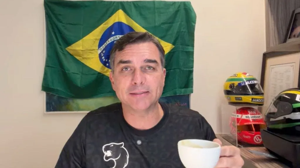 Flávio Bolsonaro em vídeo com a bandeira do Brasil ao fundo