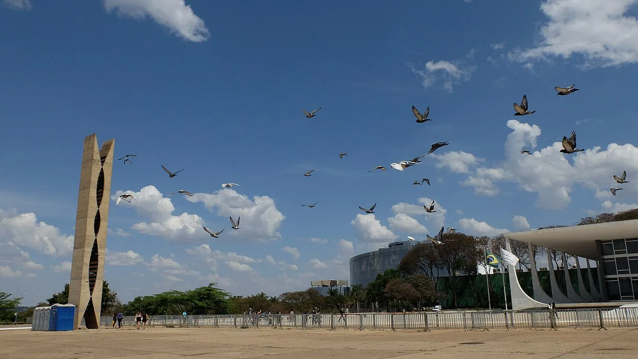 Praça dos Três Poderes com o prédio do STF ao fundo em Brasília