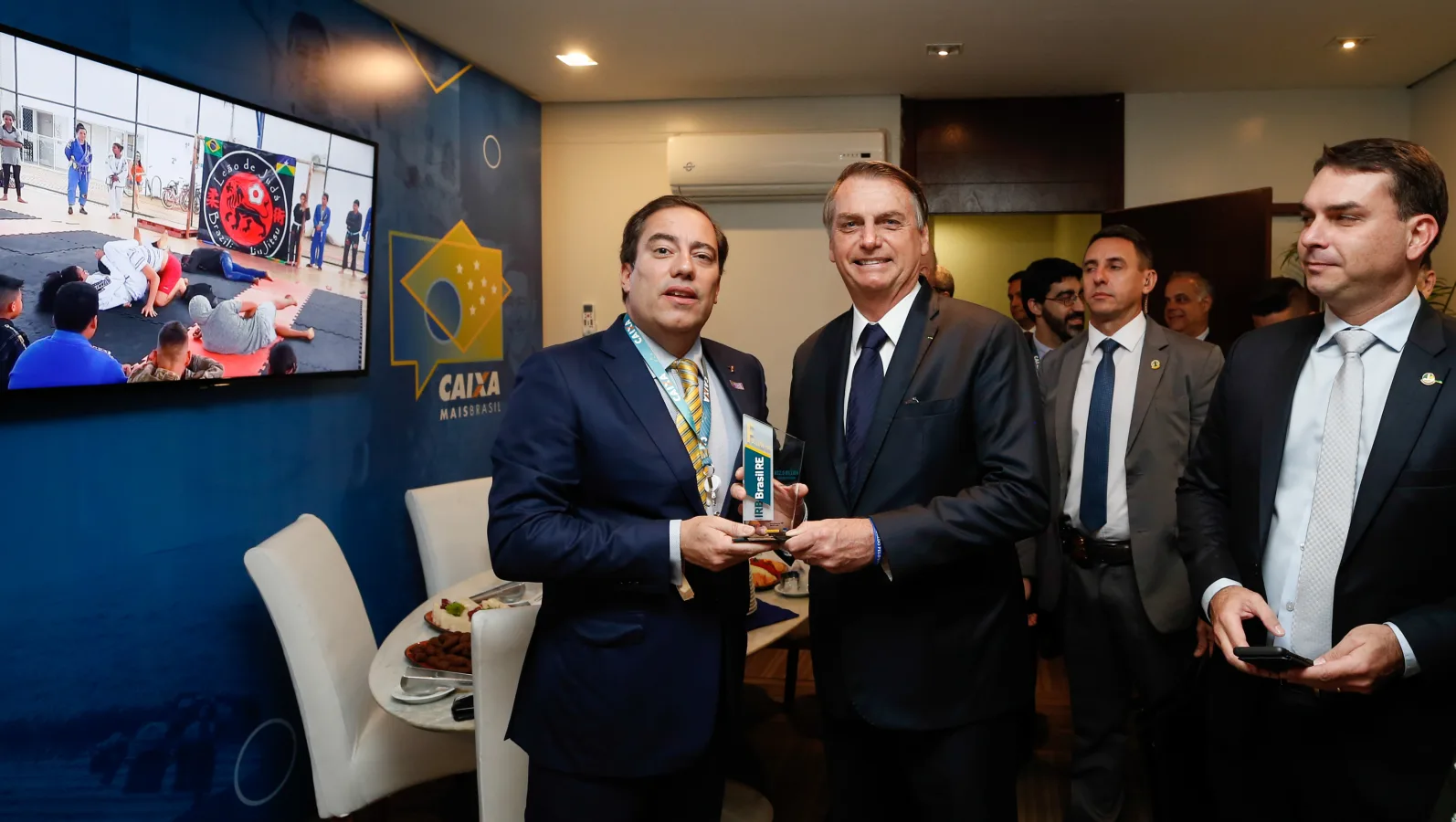 Senador Flávio Bolsonaro ao lado de Jair Bolsonaro em evento público