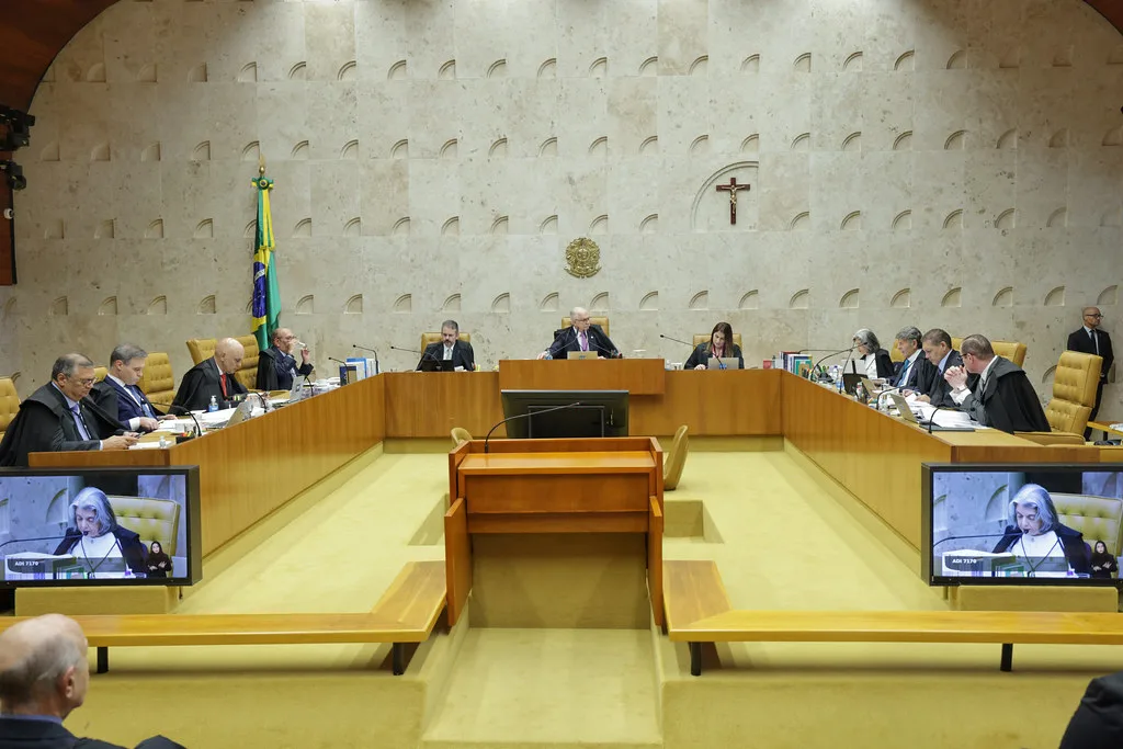 Plenário do STF em sessão, com ministros na bancada da Corte em Brasília