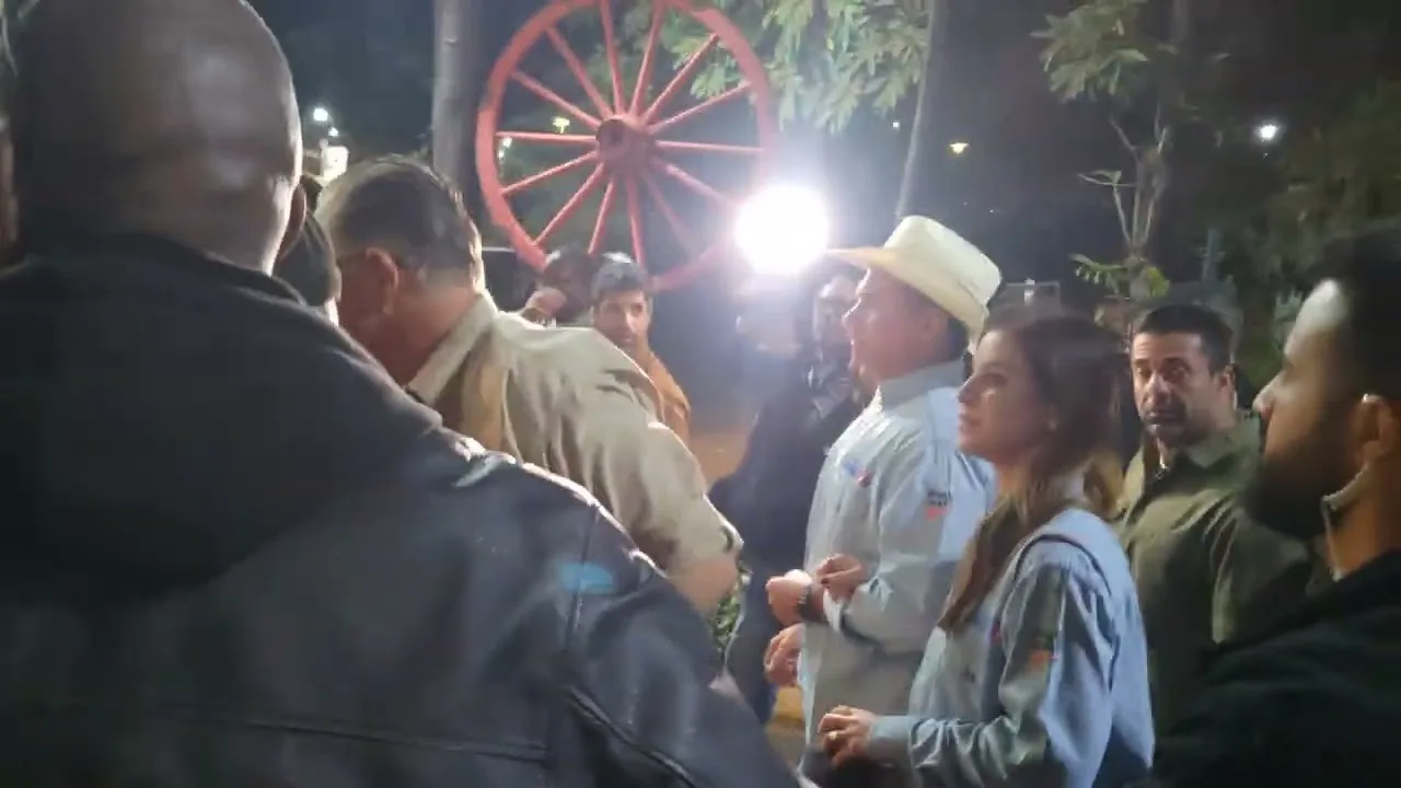 Flávio Bolsonaro com chapéu de peão na Festa do Peão de Barretos