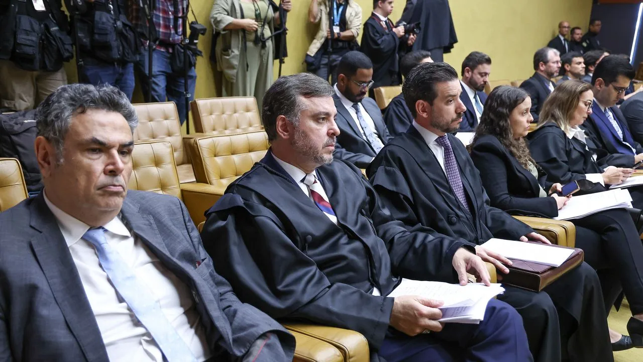 Sessão plenária do Supremo Tribunal Federal, com ministros e autoridades nas cadeiras do plenário