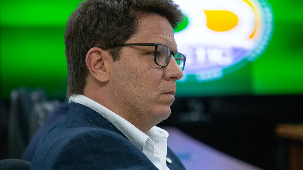 Mario Frias em reunião como secretário especial da Cultura, registro oficial sem logotipos estrangeiros