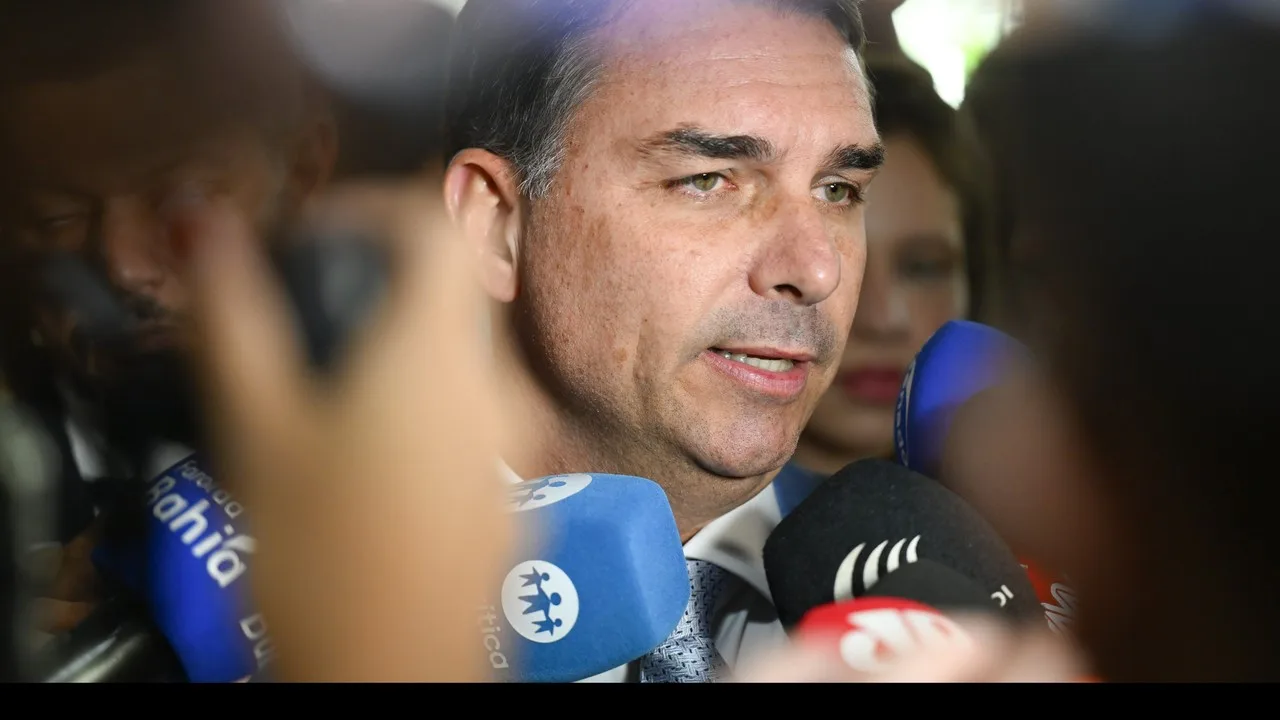 Senador Flávio Bolsonaro fala à imprensa em coletiva