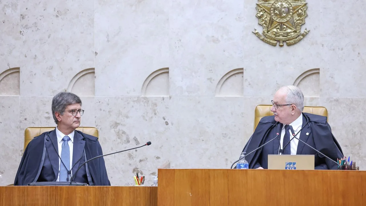 Sessão plenária do Supremo Tribunal Federal em Brasília com ministros na bancada da Corte