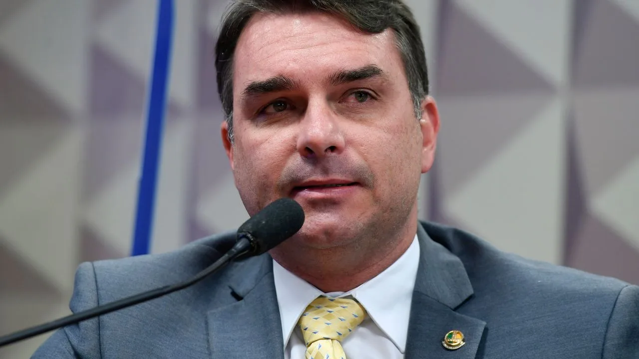 Senador Flávio Bolsonaro fala à imprensa em audiência no Senado