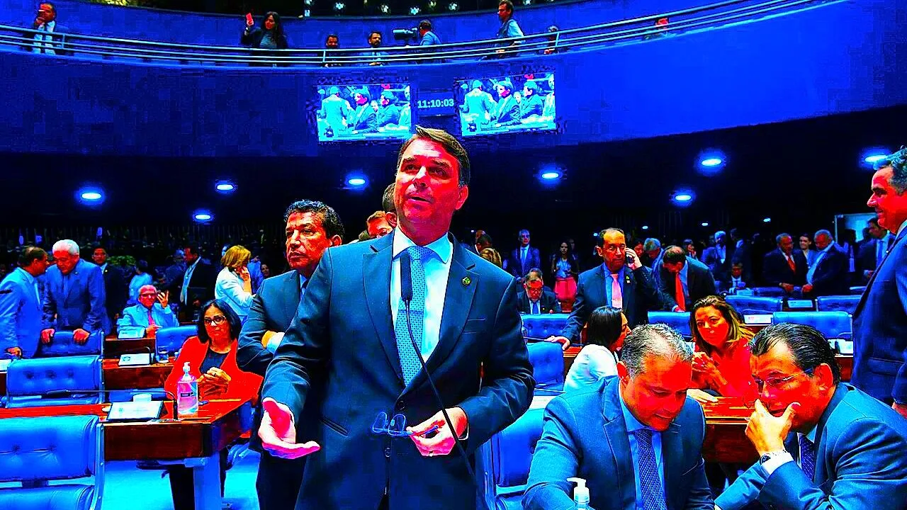 Senador Flávio Bolsonaro em reunião no Senado Federal, enquadramento horizontal 16:9 sem logotipos estrangeiros