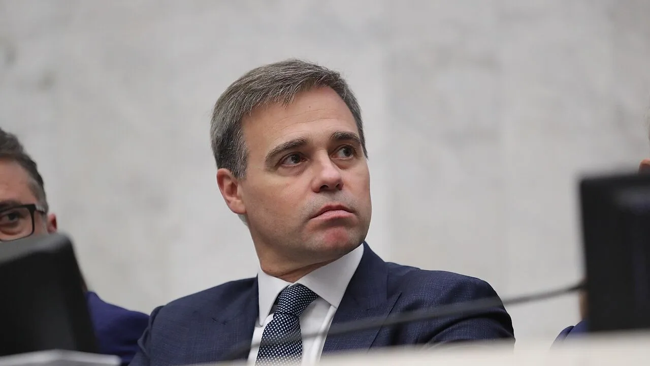 Ministro André Mendonça, do STF, em registro oficial, relator que manteve lacrado o backup do celular de Vorcaro