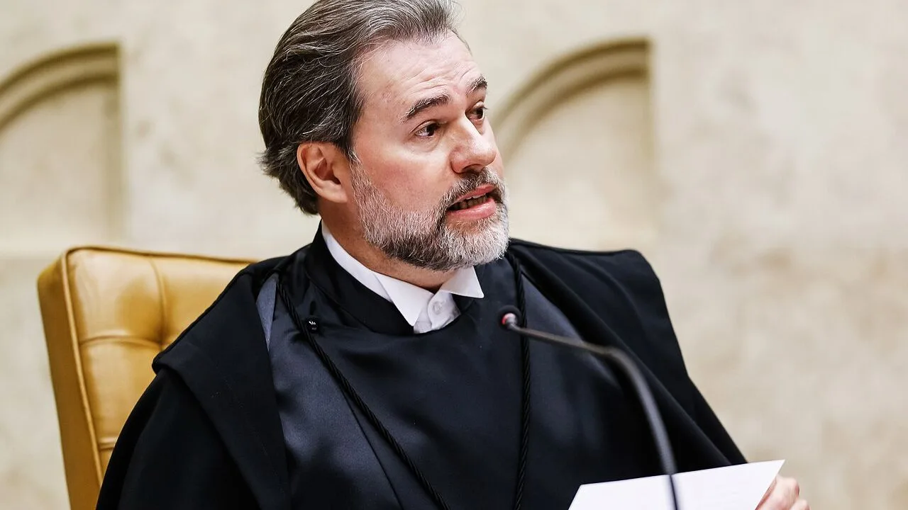 Ministro Dias Toffoli em registro oficial; capa da matéria sobre a suspeita da PF no fundo Arleen