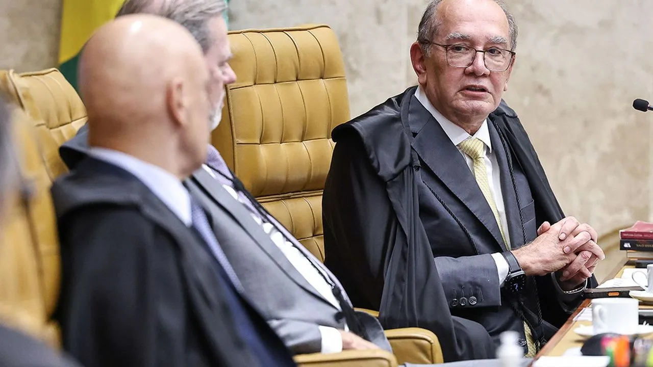 Gilmar Mendes e Edson Fachin no plenário do STF