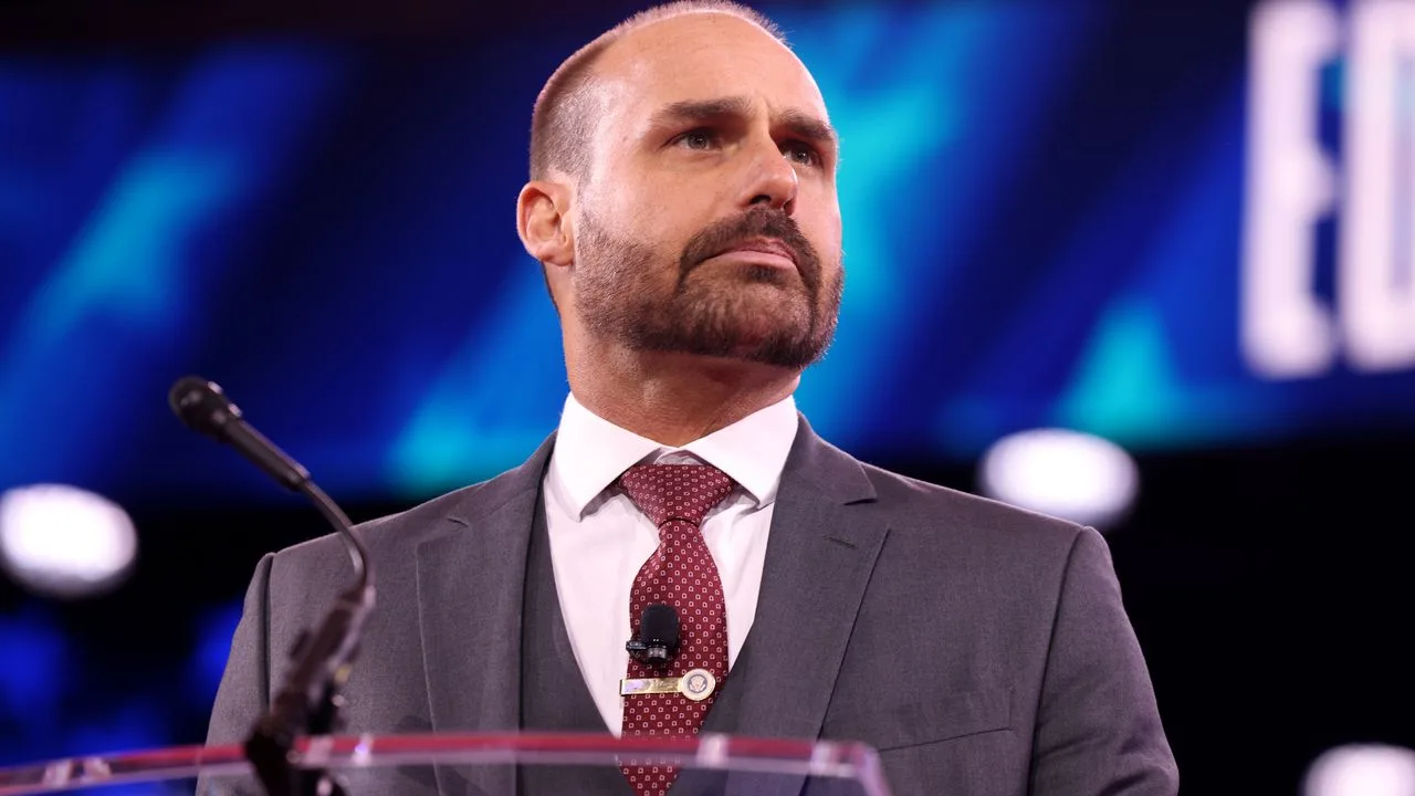 Eduardo Bolsonaro, cotado por Cláudio Dantas como chanceler de Flávio e motivo de pânico no Itamaraty