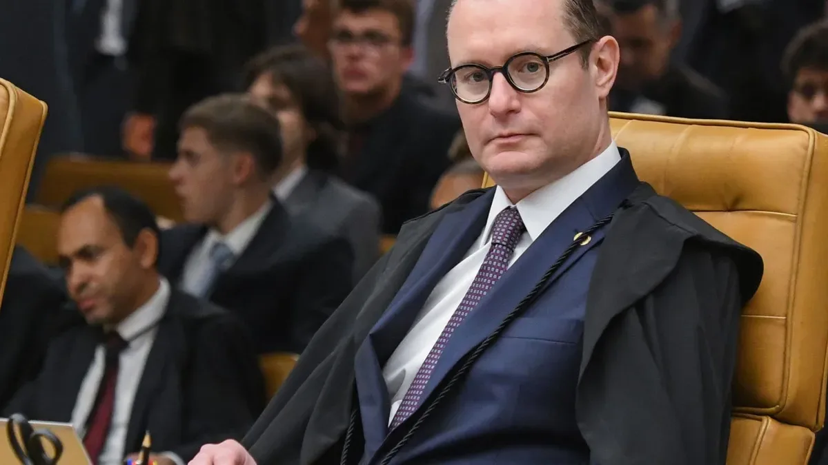 Cristiano Zanin durante sessão do Supremo Tribunal Federal em meio à disputa pelos dados do celular de Daniel Vorcaro