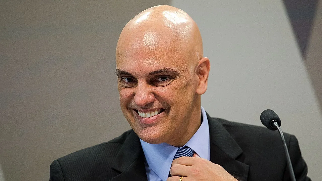 Alexandre de Moraes em sabatina no Senado, recorte horizontal usado como capa sobre a crise STF–Banco Master