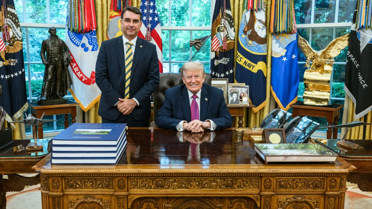 Donald Trump e Flávio Bolsonaro no Salão Oval; Rockbridge de J.D. Vance no debate eleitoral