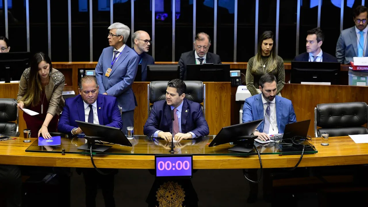 Davi Alcolumbre na mesa diretora do Senado — capa 16:9 da crise pela reeleição e pelo gavel