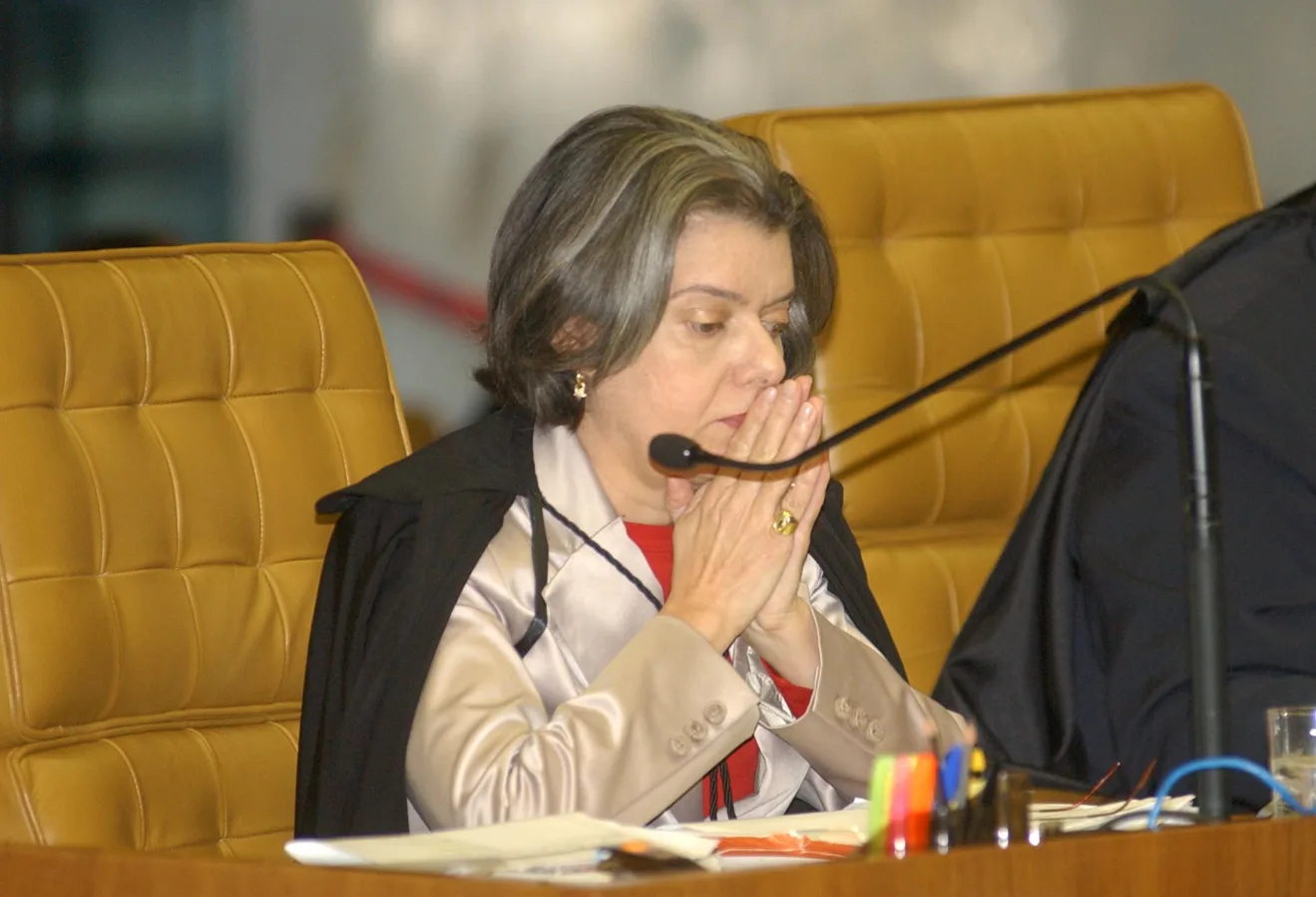 Ministra Cármen Lúcia, que disse estar envergonhada com a sessão do STF