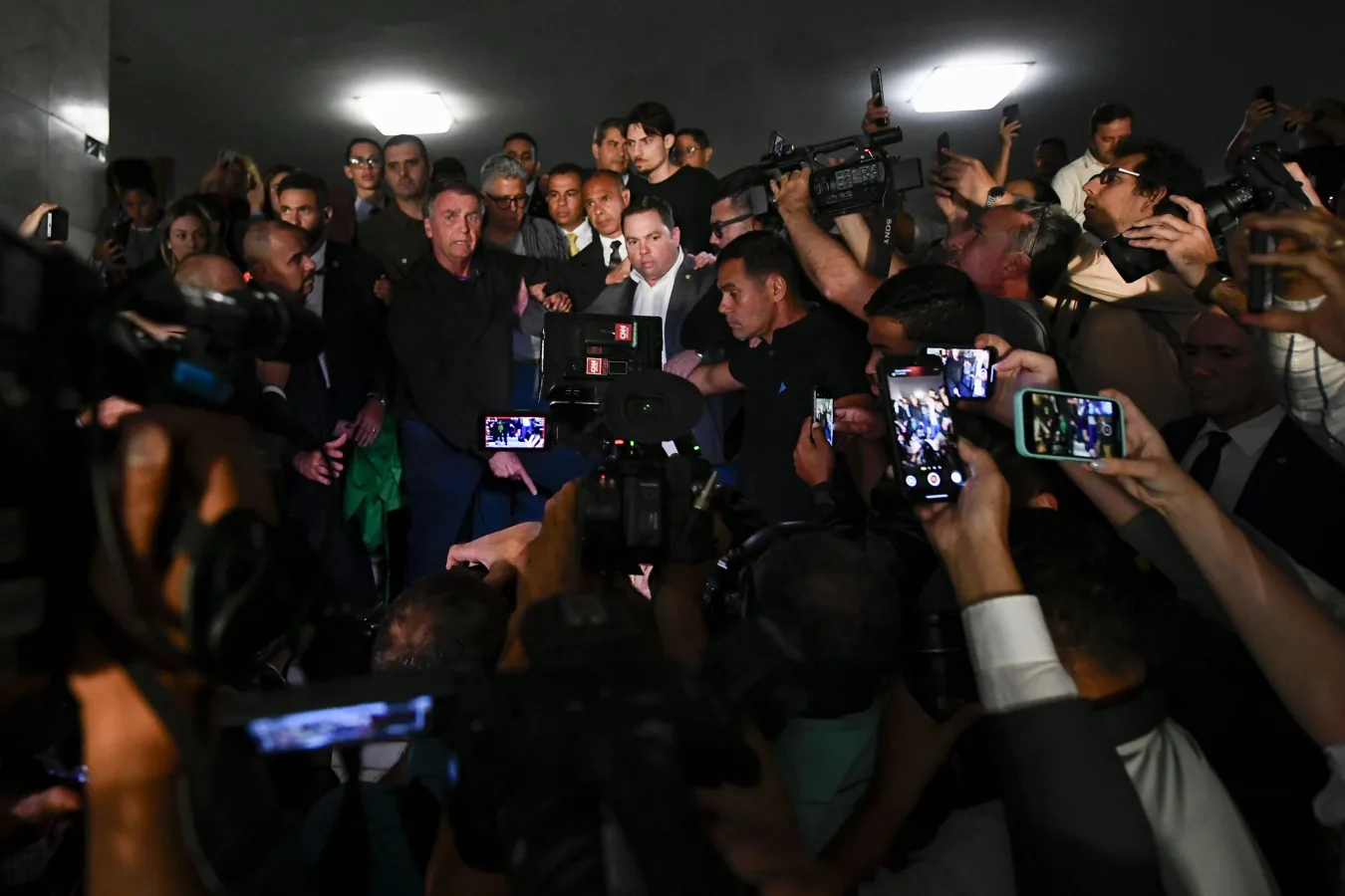 Jair Bolsonaro: TSE proíbe foto no santinho e deixa a rede de fora