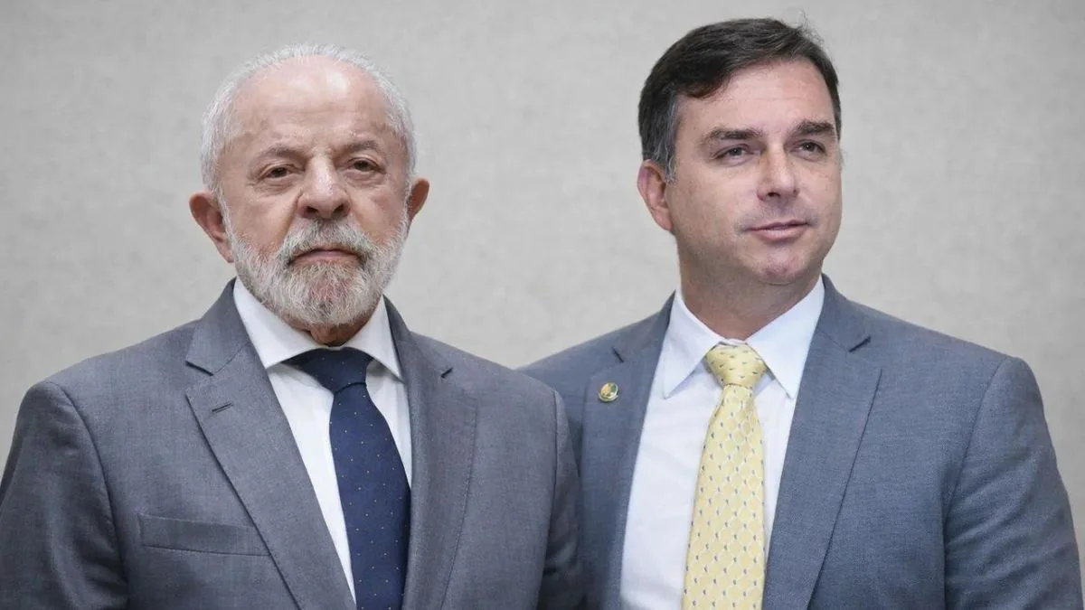 Lula e Flávio Bolsonaro em imagem que representa a disputa política entre os dois