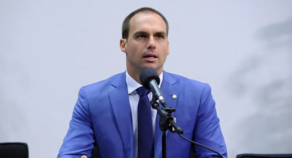 Eduardo Bolsonaro alerta os EUA sobre risco de o STF anular eleição de Flávio
