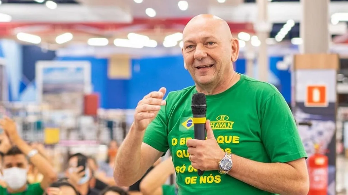 Luciano Hang fala durante evento da Havan