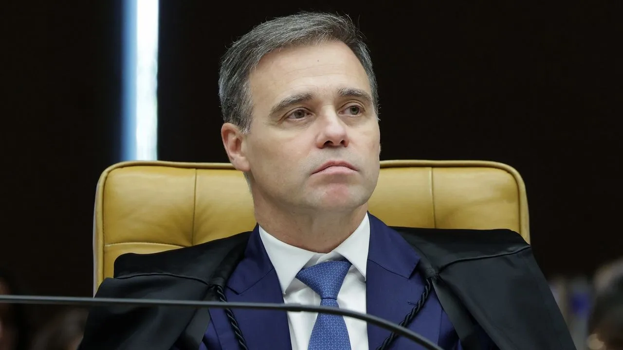 Ministro André Mendonça do STF em sessão plenária; capa sobre o reel de Cherini em defesa do magistrado