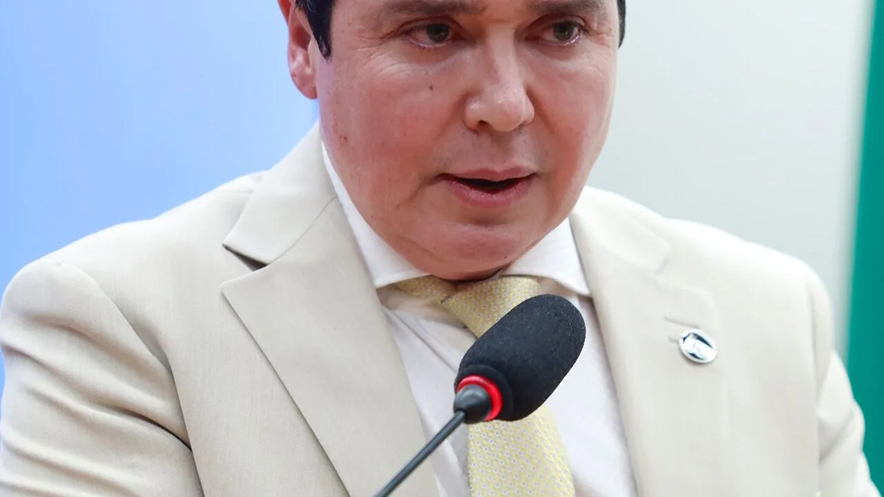 Jornalista Cláudio Dantas, que defende a cassação da chapa de Lula pelo aumento do Bolsa Família às vésperas da eleição