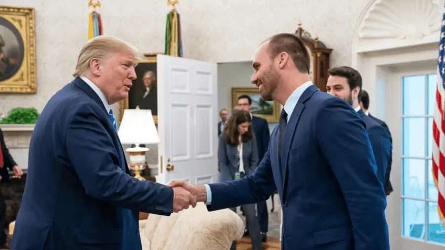 Donald Trump cumprimenta Eduardo Bolsonaro na Casa Branca