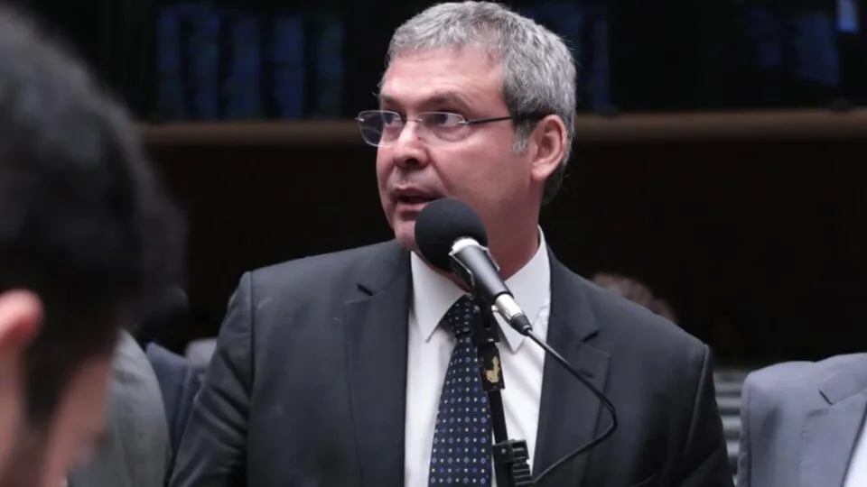 Lindbergh Farias discursa na Câmara dos Deputados durante a disputa eleitoral de 2026