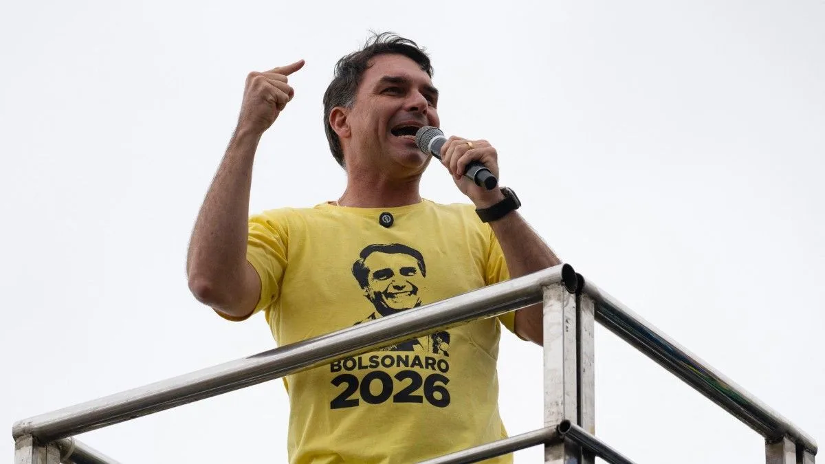Flávio Bolsonaro discursa em ato de campanha