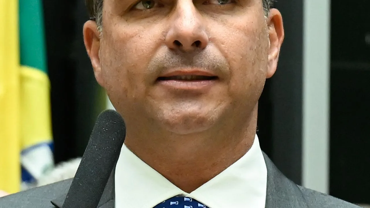Senador Flávio Bolsonaro, alvo de ações da coligação de Lula no TSE