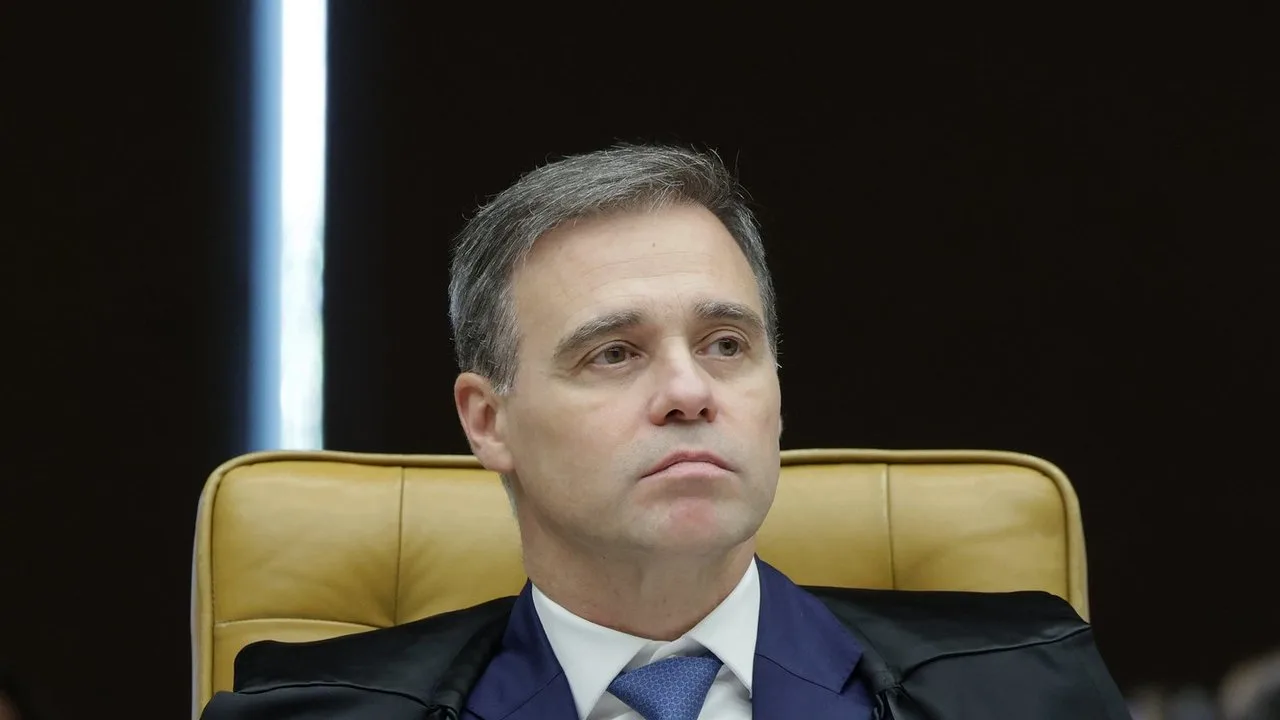 Ministro André Mendonça do STF, de toga, em retrato oficial
