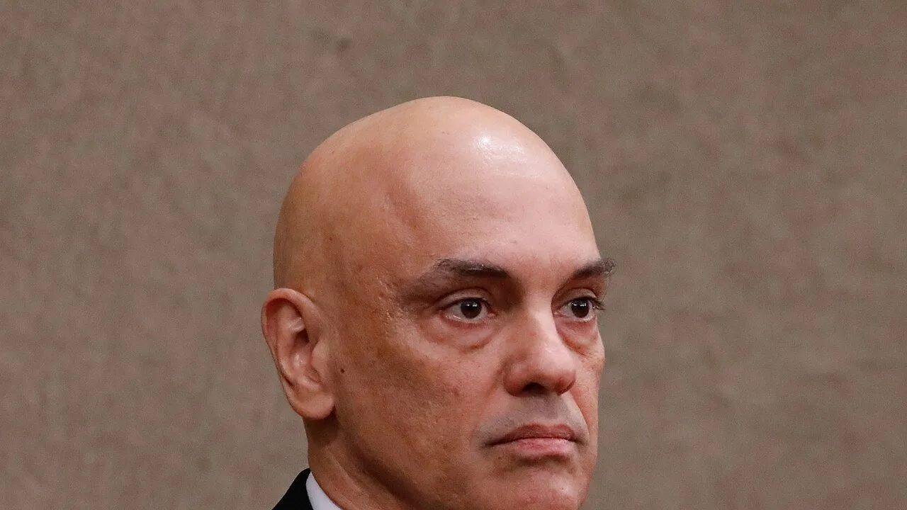 Alexandre de Moraes de toga durante mandato na presidência do TSE