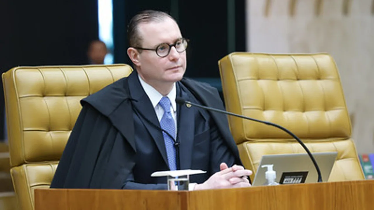 Ministro Cristiano Zanin, do STF, de toga durante sessão da Corte