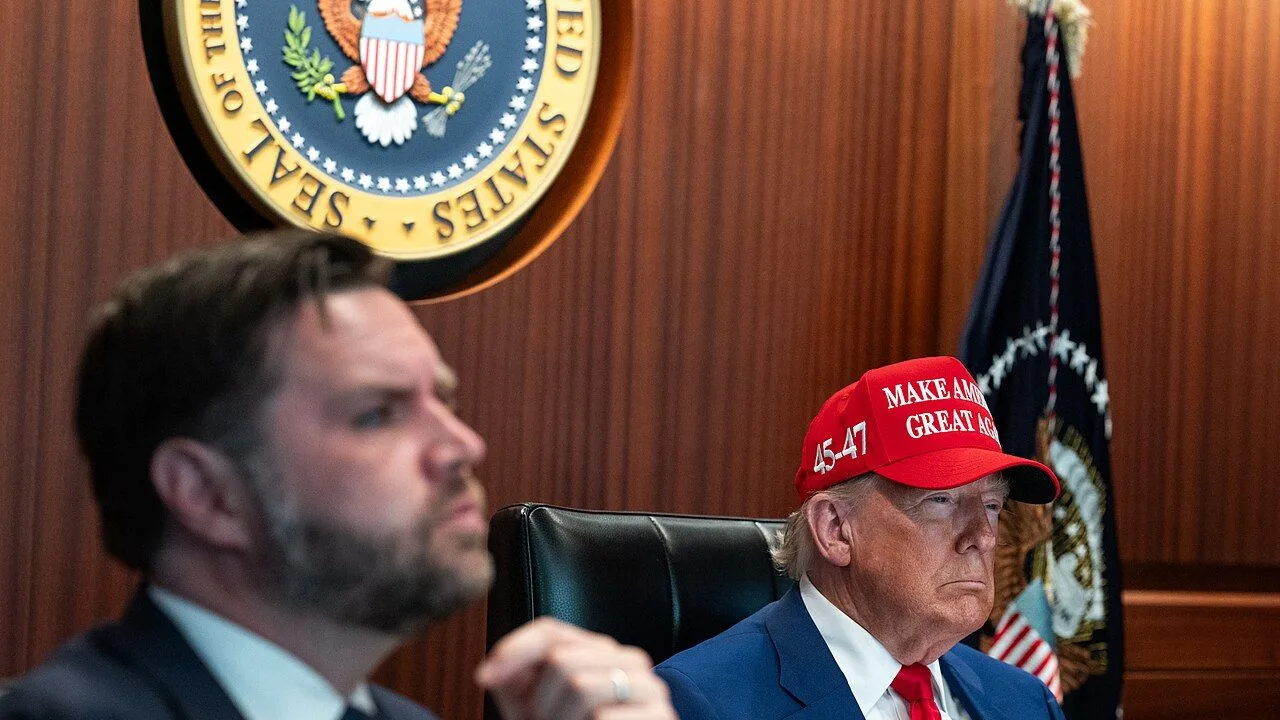 Presidente Donald Trump e o vice J.D. Vance na Casa Branca