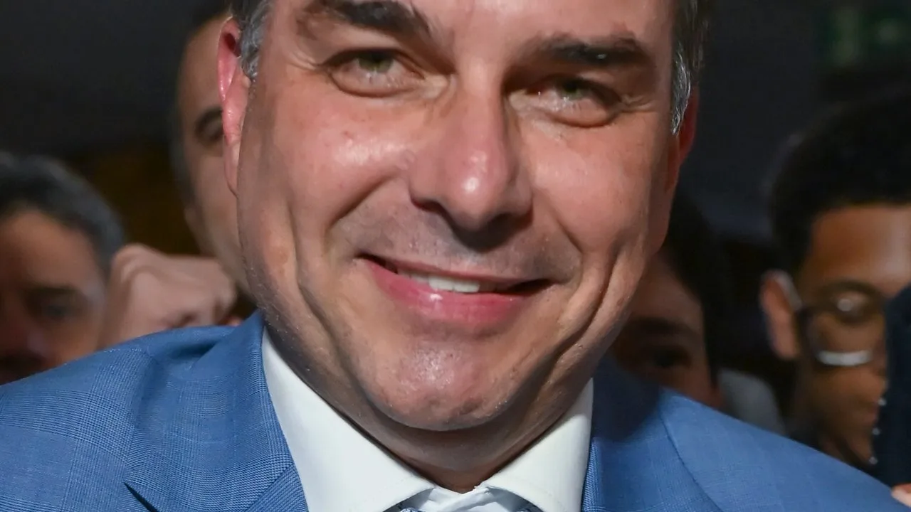 Senador Flávio Bolsonaro em registro oficial de 2026