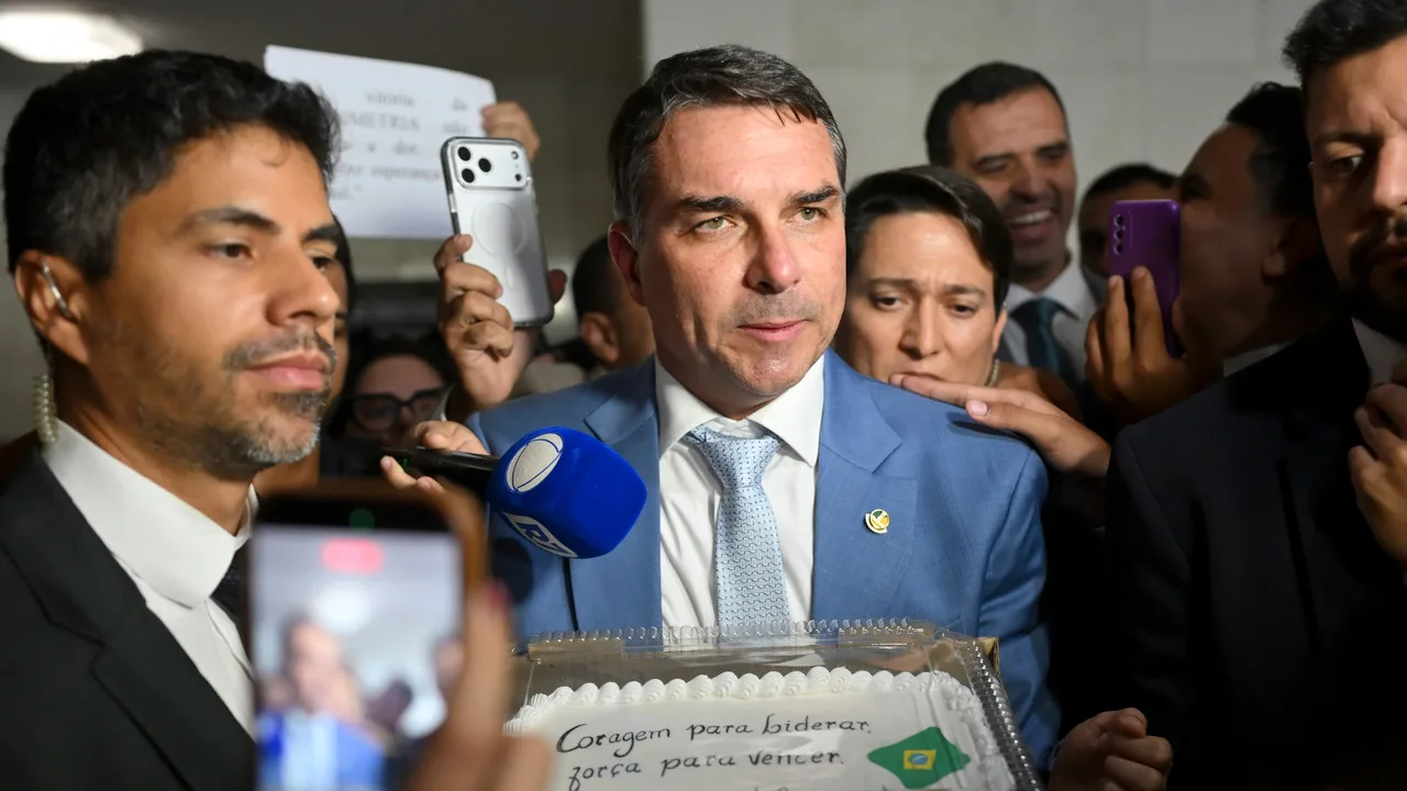 Senador Flávio Bolsonaro, à frente em São Paulo na Real Time Big Data