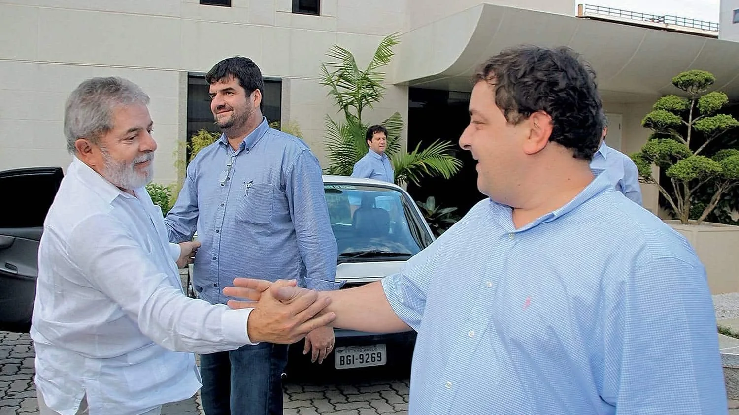 Fábio Luís Lula da Silva, o Lulinha (à direita), cumprimenta o pai, Lula
