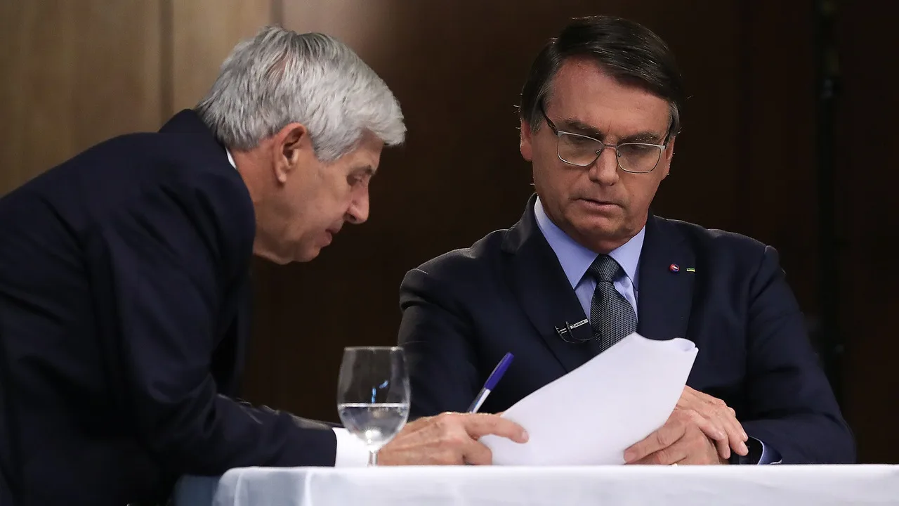 Ex-presidente Jair Bolsonaro analisa documentos ao lado de um auxiliar