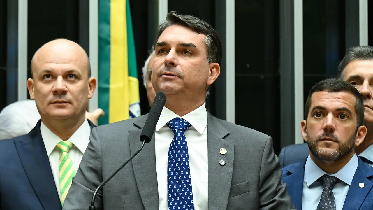 Senador Flávio Bolsonaro discursa na tribuna do plenário da Câmara