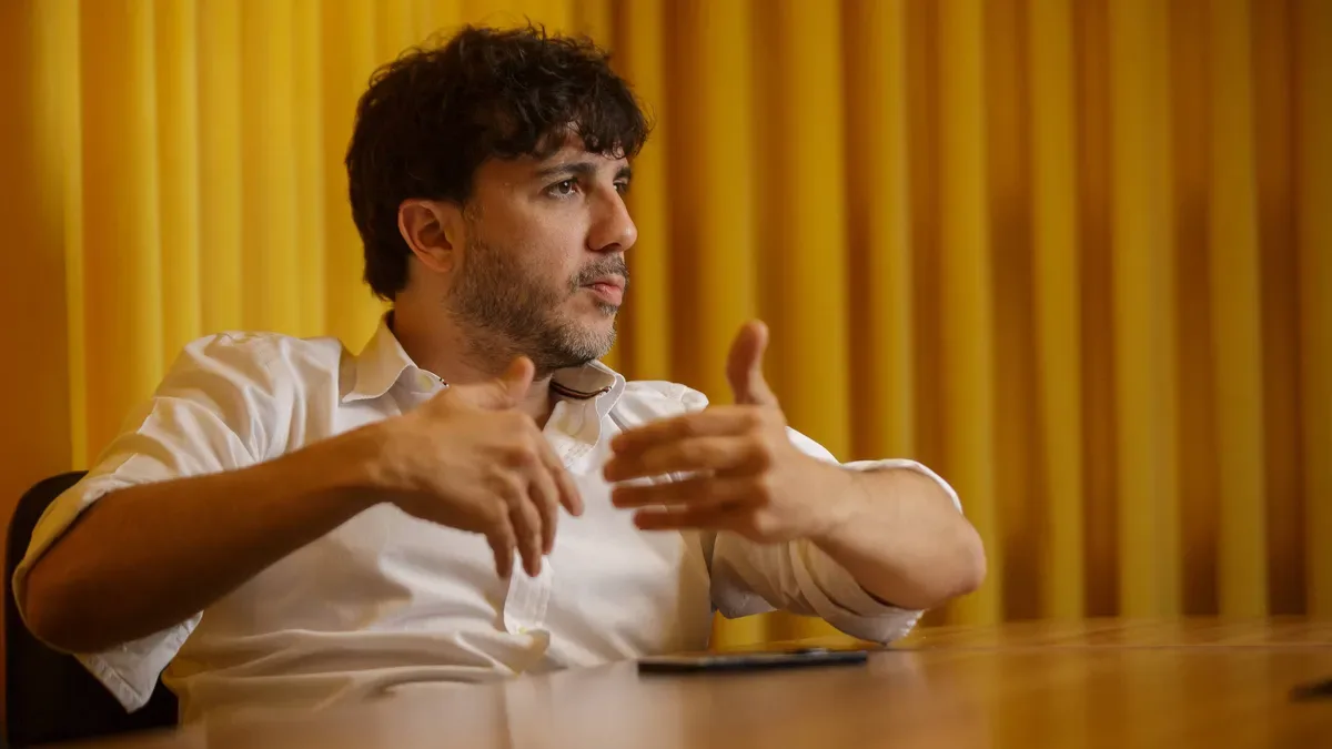 Renan Santos, presidente do Partido Missão, em debate político
