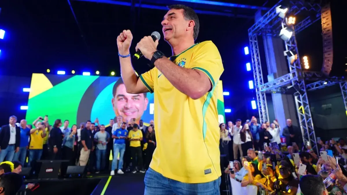 Flávio Bolsonaro durante ato de campanha