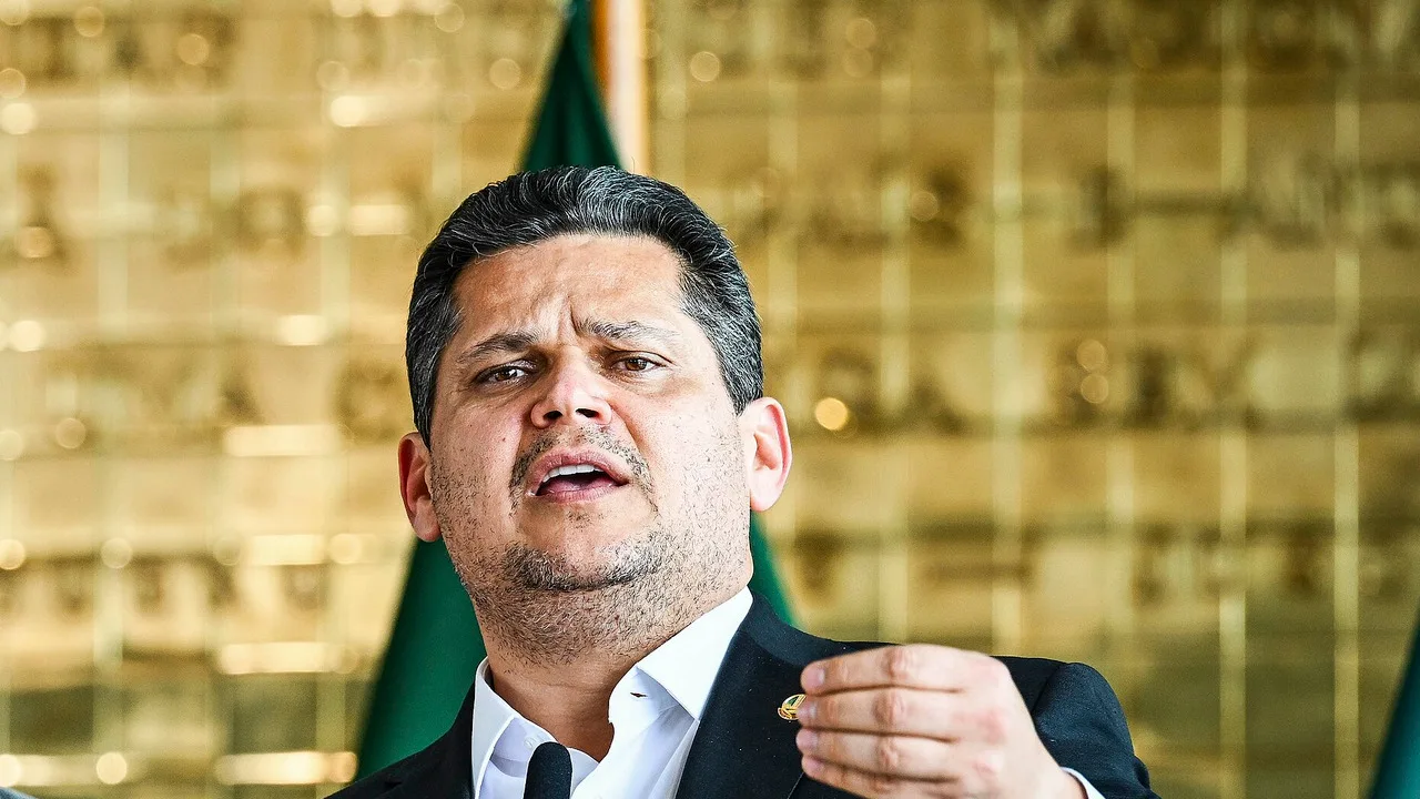 Davi Alcolumbre, presidente do Senado, fala à imprensa em Brasília